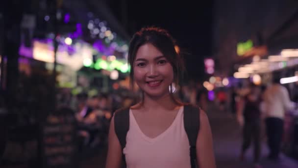 Мандрівник Backpacker Азіатські Жінки Поїздки Khao San Road Бангкоку Таїланд — стокове відео