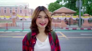 Bangkok, Tayland seyahat traveler backpacker Asyalı kadın. Mutlu genç kadın harcama inanılmaz landmark gezisi tatil ve geleneksel şehirde onun yolculuk keyfini çıkarın.