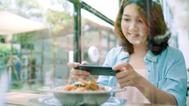 Vrouwelijke Blogger Fotograferen Lunch Restaurant Met Haar Telefoon Een Jonge — Stockvideo