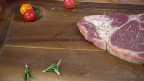 Primo Piano Chef Gourmet Cuoco Condimento Fresco Pezzo Carne Manzo — Video Stock