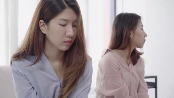 Несчастная Азиатская Лесбийская Пара Сидящая Обе Стороны Дивана Капризными Эмоциями — стоковое видео