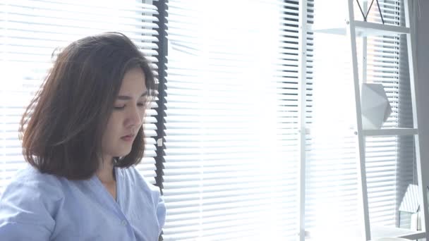 Hermosa Joven Tensión Mujer Asiática Trabajando Ordenador Portátil Mientras Está — Vídeo de stock