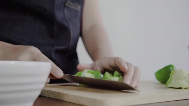 关闭的首席妇女做沙拉健康食品和剁椒在切板上 — 图库视频影像