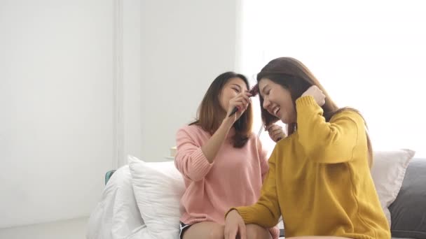 Feliz Asiático Lésbicas Lgbt Casal Sentado Sofá Sala Estar Mulheres — Vídeo de Stock