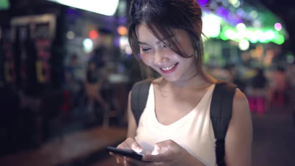 Mulher Asiática Turista Mochileiro Sorrindo Usando Smartphone Viajando Sozinho Férias — Vídeo de Stock