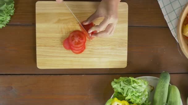 Vue Dessus Femme Chef Faire Salade Nourriture Saine Couper Tomate — Video