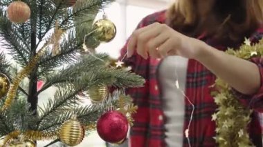 Mutlu Asyalı kadın xmas süsleme için tutan ofisinde Noel ağacı süsleyin. Çekici erkek ve arkadaşlarıyla tatil kutlaması harcamak. Kış tatil kavramı.