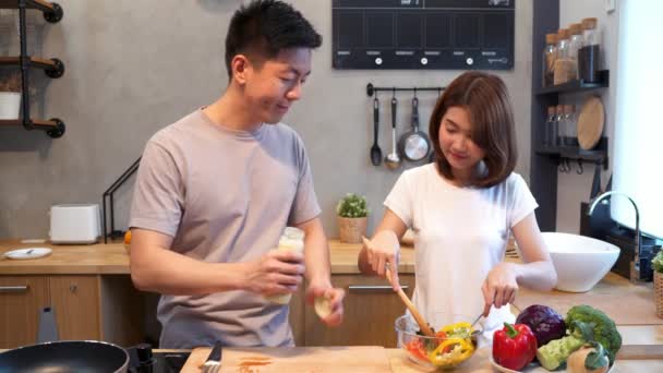 Mulher Asiática Preparar Comida Salada Cozinha Belo Casal Asiático Feliz — Vídeo de Stock