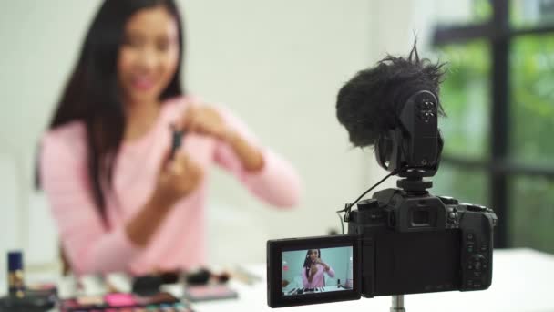 Blogger Belleza Presenta Cosméticos Belleza Mientras Está Sentado Frente Cámara — Vídeos de Stock