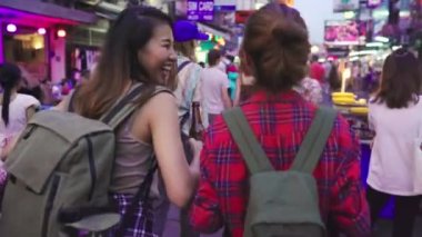 Bangkok, Tayland seyahat traveler backpacker Asyalı kadınlar lezbiyen lgbt çift. The Khaosan Road Bangkok en ünlü caddesi, alkol veya bira içme kadın.