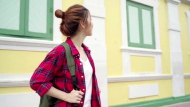 Bangkok, Tayland seyahat traveler backpacker Asyalı kadın. Mutlu genç kadın harcama inanılmaz landmark gezisi tatil ve geleneksel şehirde onun yolculuk keyfini çıkarın.