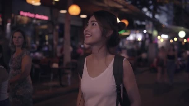 Мандрівник Backpacker Азіатські Жінки Поїздки Khao San Road Бангкоку Таїланд — стокове відео