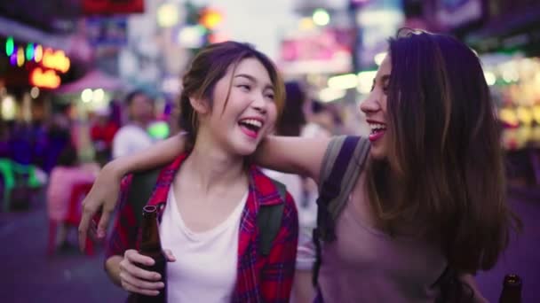 Viajero Mochilero Asiático Mujeres Lesbianas Lgbt Pareja Viajar Bangkok Tailandia — Vídeo de stock