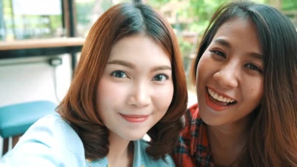Schöne Glückliche Asiatische Frauen Lesbisch Lgbt Paar Sitzt Auf Jeder — Stockvideo