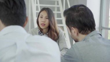 Grup ofis fikirleri tartışmak raslantı giyimli iş adamları. Yaratıcı profesyoneller için toplantı masada toplanan yeni başarılı başlangıç projesi önemli konuları tartışmak.