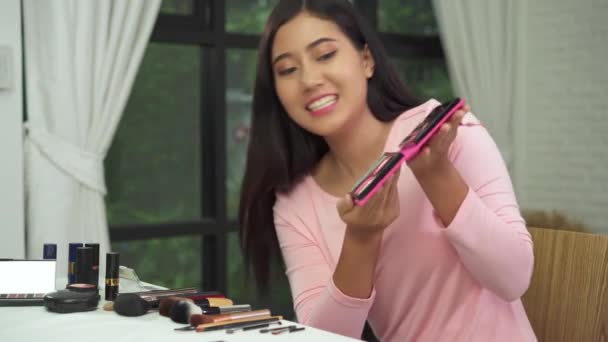 Piękno Blogger Obecnie Kosmetyki Siedząc Przodu Kamery Nagrywania Wideo Piękna — Wideo stockowe