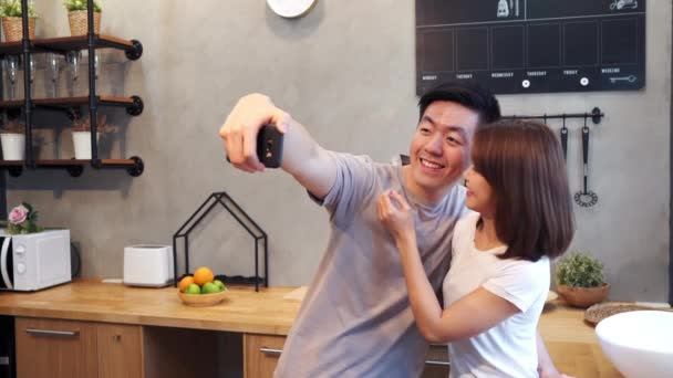 Happy Νεαρό Ζευγάρι Ασίας Χρησιμοποιώντας Smartphone Για Selfie Ενώ Μαγείρεμα — Αρχείο Βίντεο