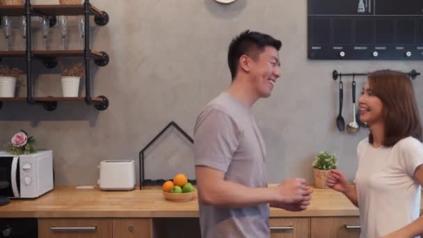 Hermosa Pareja Asiática Feliz Están Bailando Cocina Casa Joven Asiático — Vídeos de Stock