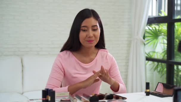 Beauty Blogger Präsentieren Schönheitskosmetik Während Sie Vor Der Kamera Sitzen — Stockvideo