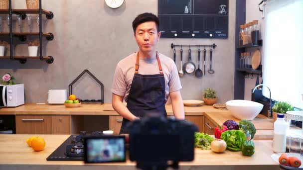 Joven Asiático Hombre Cocina Grabación Vídeo Cámara Sonriente Asiático Hombre — Vídeos de Stock