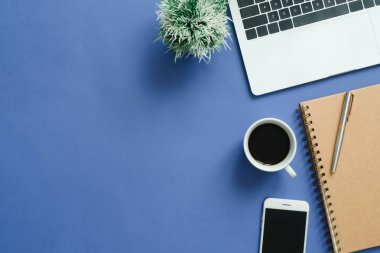 Ofis Resepsiyon çalışma alanı - düz üstten görünüm mockup fotoğraf çalışma alanı laptop, smartphone, kahve ve defter pastel mavi zemin üzerine yatırın. Pastel mavi renk arka plan çalışma Resepsiyon kavramı