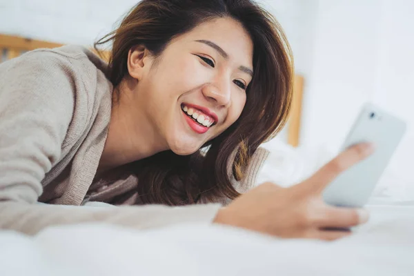 Lykkelige Asiatiske Kvinner Bruker Smarttelefon Senga Morgenen Asiatisk Kvinne Sengen – stockfoto