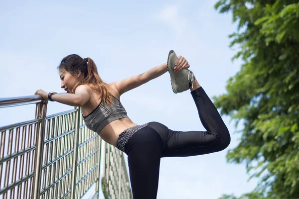 휘트니스 스포츠 스포츠웨어 거리에서 운동을 아침에 훈련을 운동을 아시아 여성에 — 스톡 사진