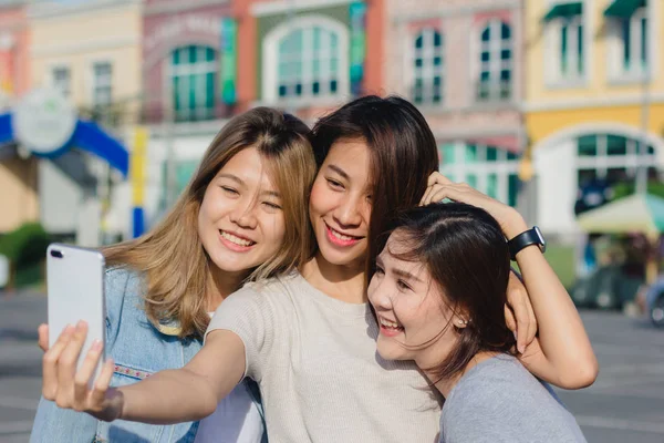 Vakker Asiatisk Venn Kvinner Som Bruker Smarttelefon Lykkelig Ung Asiatisk – stockfoto