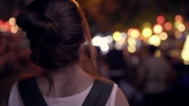 Yavaş hareket - gezgin backpacker Asyalı kadın seyahat Khao San Road, Bangkok, Tayland. Mutlu genç kadın harcama inanılmaz landmark gezisi tatil ve gece onun yolculuk keyfini çıkarın.