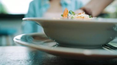 Güzel mutlu Asyalı kadın gülümseyerek ve gıda seyir sırasında İtalyan deniz mahsulleri spagetti restoran ya da kafe bir tabak yemek.
