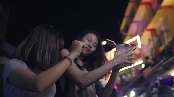 Slow Motion Viajero Mochilero Asiático Mujeres Lesbianas Lgbt Pareja Bailando — Vídeos de Stock