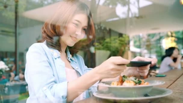 Vrouwelijke Blogger Fotograferen Lunch Restaurant Met Haar Telefoon Een Jonge — Stockvideo