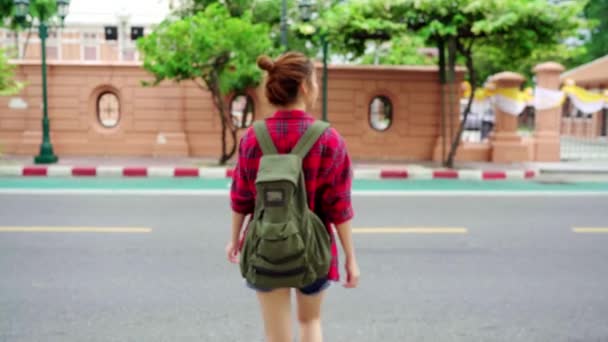 여행자 아시아 여자는 태국에서 놀라운 랜드마크에서 휴일과 도시에 그녀의 여행을 — 비디오