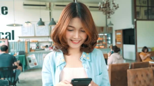 Konuşma Okuma Manifatura Için Smartphone Kullanarak Kafede Oturan Neşeli Mutlu — Stok video