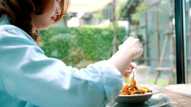 Beautiful Happy Asian Woman Eating Plate Italian Seafood Spaghetti Restaurant — Stock Video