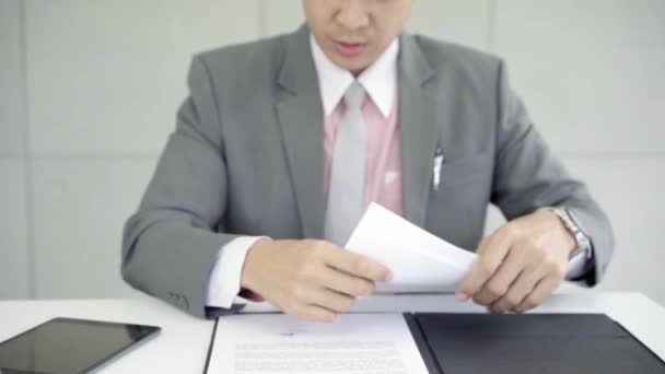 慢动作 亚洲商人在办公室工作与片剂和文件在他的办公桌上 顾问律师概念 — 图库视频影像