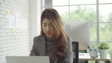 Bir bilgisayar seyir ve yeni iş planı üzerinde tartışırken iş arkadaşları. Bilgisayarda Office birlikte çalışma iş takım. Ofisinde çalışan profesyonel iş kadınlar.