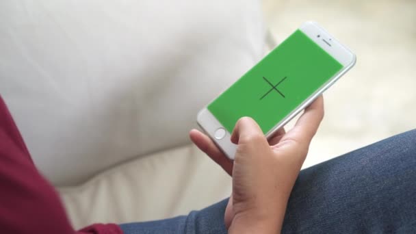 Jovem Mulher Asiática Usando Dispositivo Smartphone Branco Com Tela Verde — Vídeo de Stock