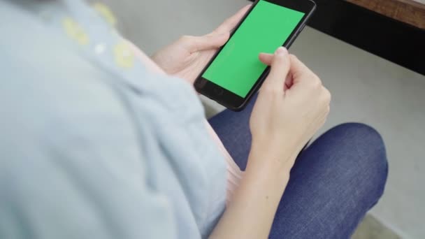 Vrolijke Happy Aziatische Jonge Vrouw Zitten Cafe Smartphoneapparaat Met Groen — Stockvideo