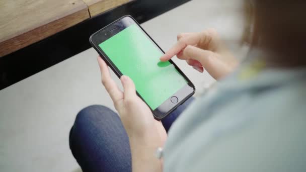 Alegre Mujer Joven Asiática Feliz Sentado Cafetería Con Dispositivo Teléfono — Vídeos de Stock