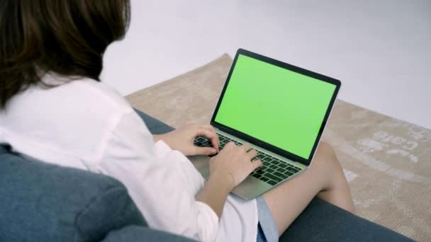 Jonge Aziatische Vrouw Laptop Apparaat Met Groen Scherm Aziatische Vrouw — Stockvideo
