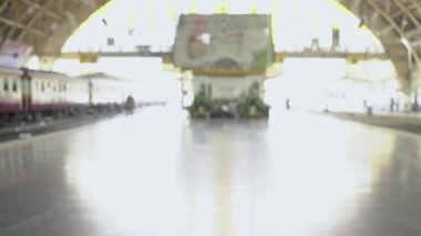 Bangkok, Tayland seyahat traveler backpacker Asyalı kadın. Konuşma, okuma ve tren istasyonunda manifatura için Smartphone kullanarak mutlu genç erkek.