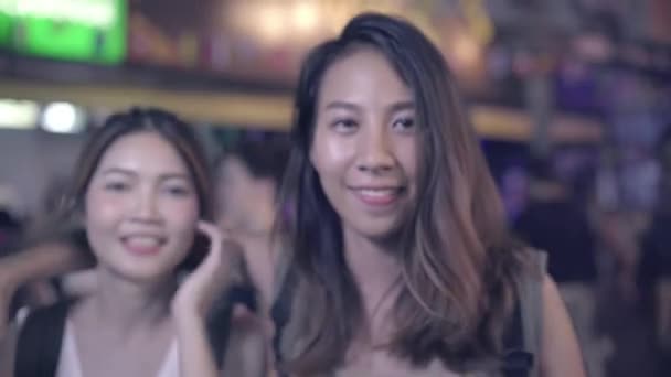 Podróżnik Backpacker Azjatyckich Kobiet Lesbijki Lgbt Para Razem Tańczyć Kobiece — Wideo stockowe
