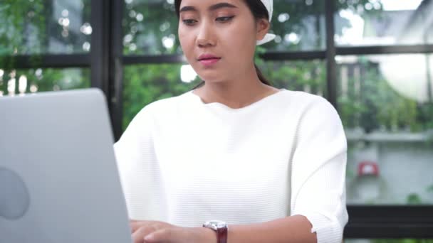 Piękna Młoda Uśmiechający Się Asian Kobieta Pracuje Laptopie Podziwiając Przy — Wideo stockowe