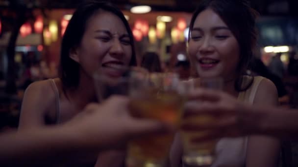 スローモーション 旅行バックパッカー アジア女性レズビアン Lgbt カップル旅行でバンコク 女性アルコールや友人とビールを飲むと カオサン通りでパーティを持っていること — ストック動画