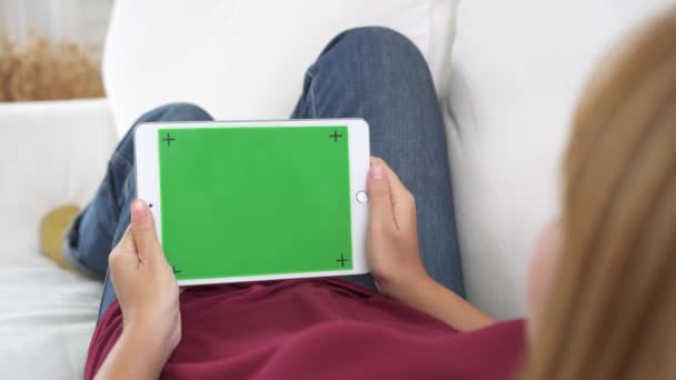 Jonge Aziatische Vrouw Zwart Tablet Apparaat Met Groen Scherm Aziatische — Stockvideo