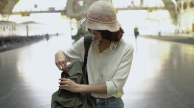 Bangkok, Tayland seyahat traveler backpacker Asyalı kadın. Mutlu genç kadın yön ve seyahat önce tren istasyonunda konumu harita üzerinde seyir.
