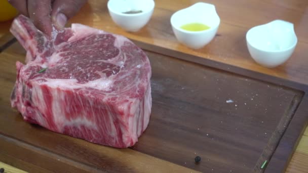 미식가 요리사 요리사 쇠고기의 작품의 신선한 덩어리를 양념과 고추를 접지의 — 비디오