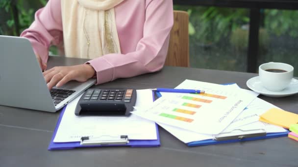 Mooie Jonge Lachende Aziatische Moslimvrouw Bezig Met Laptop Zitten Huiskamer — Stockvideo