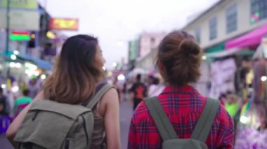 Bangkok, Tayland seyahat traveler backpacker Asyalı kadınlar lezbiyen lgbt çift. The Khaosan Road Bangkok en ünlü caddesi, alkol veya bira içme kadın.